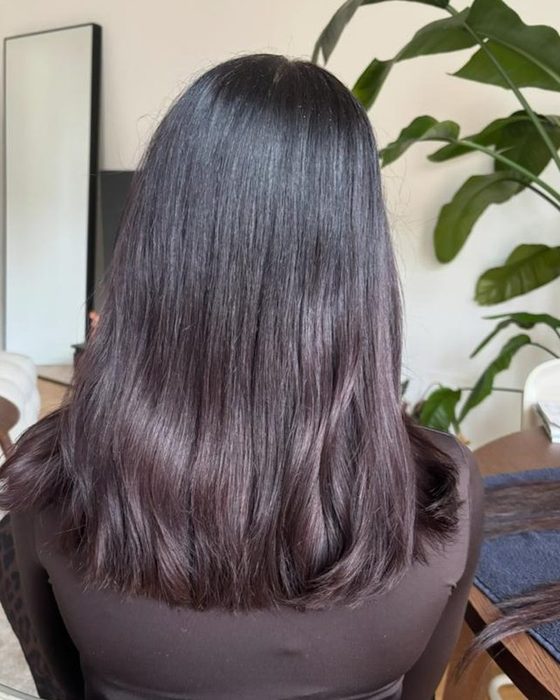 Capelli castano scuro lunghi fino alle spalle, prima dell'applicazione delle extension