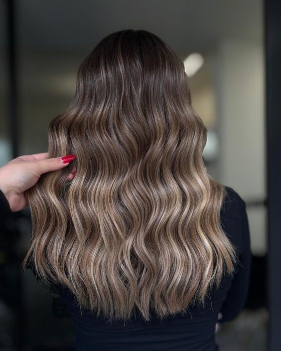 Balayage bronde su base castana, con onde definite