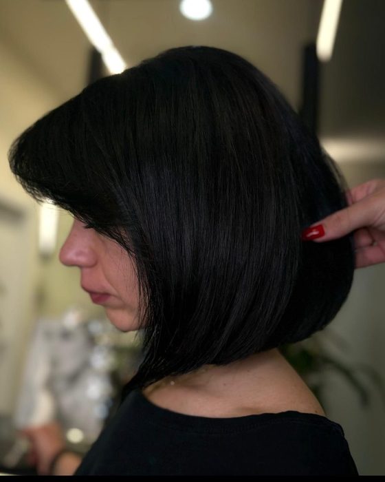 Caschetto nero corto, linea netta e lucida, visto di profilo